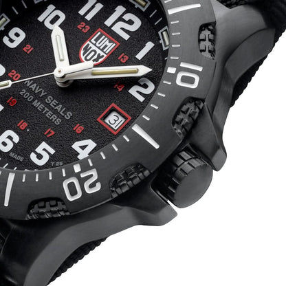 Luminox klocka sidovy med krona, knappar och svart boett