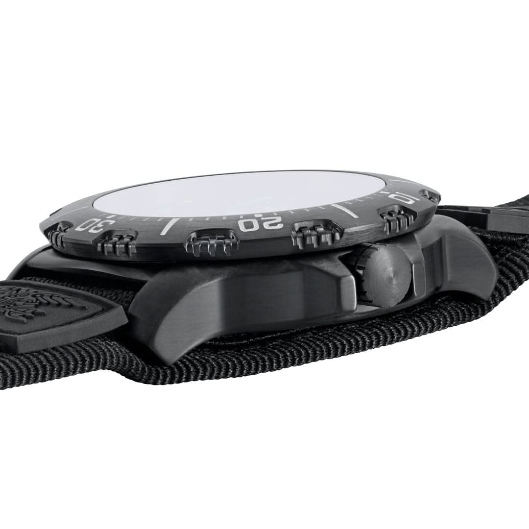 Luminox-klocka från sidan, svart boett och strukturerat band