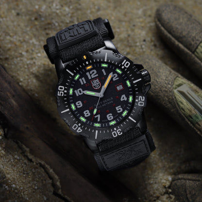 Luminox Navy SEAL XS. Klocka med svart urtavla och gröna självlysande punkter på armbandet