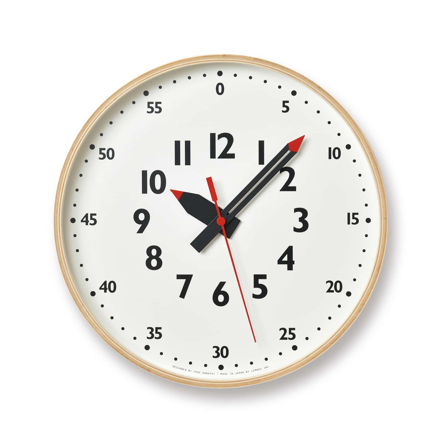 Runde Wanduhr mit Naturholz-Rahmen, weißem Ziffernblatt, schwarzen Zeigern und rotem Sekundenzeiger
