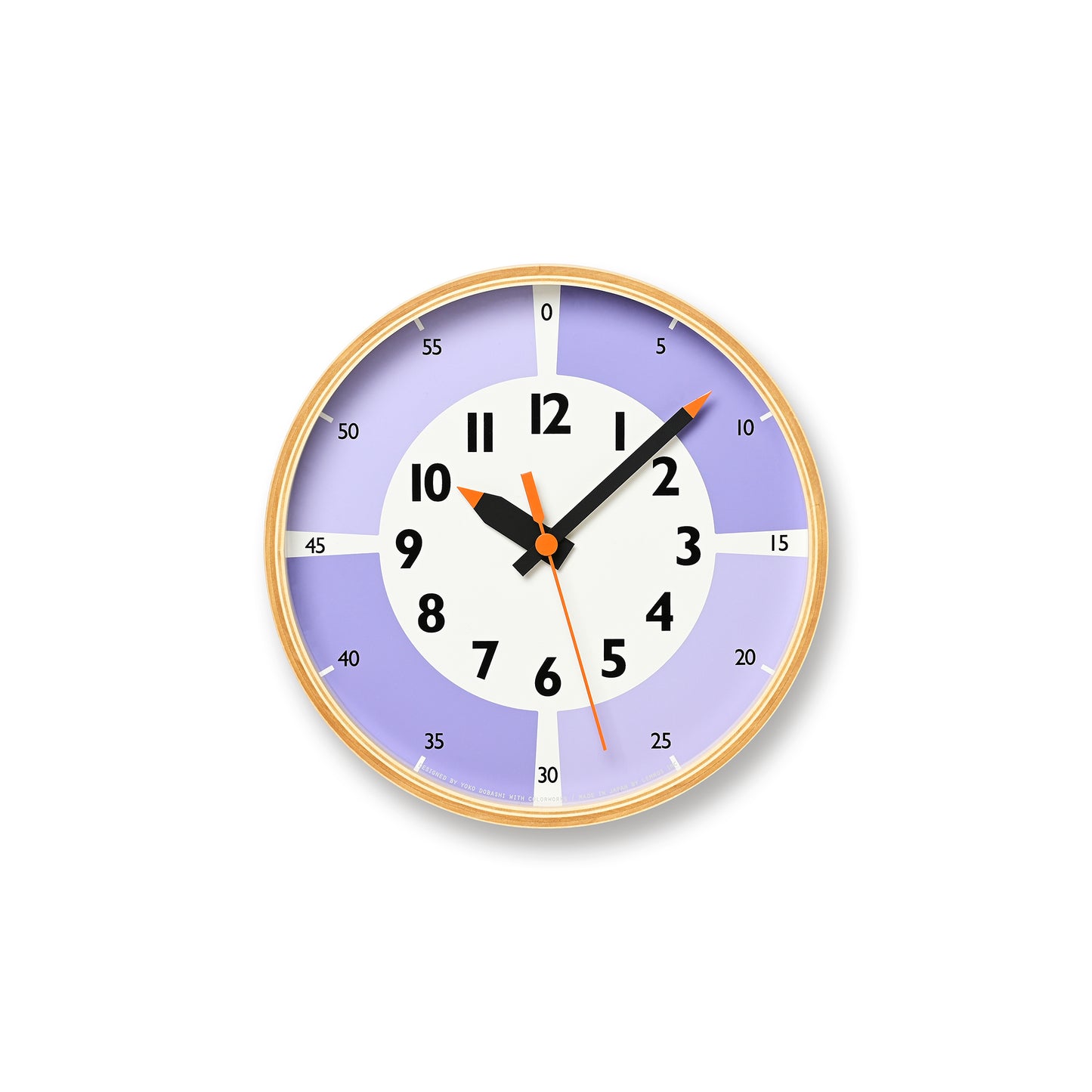 Runde lila Wanduhr mit goldfarbenem Rand, schwarzen Zeigern und Ziffern