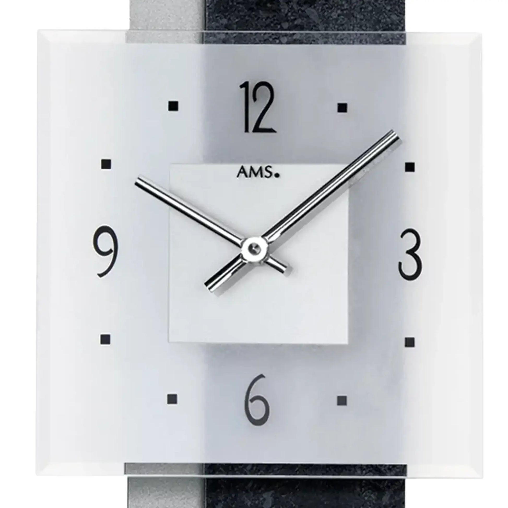 AMS Quarz-Wanduhr im Detail: Glasfront, weißes Zifferblatt mit arabischen Zahlen und AMS