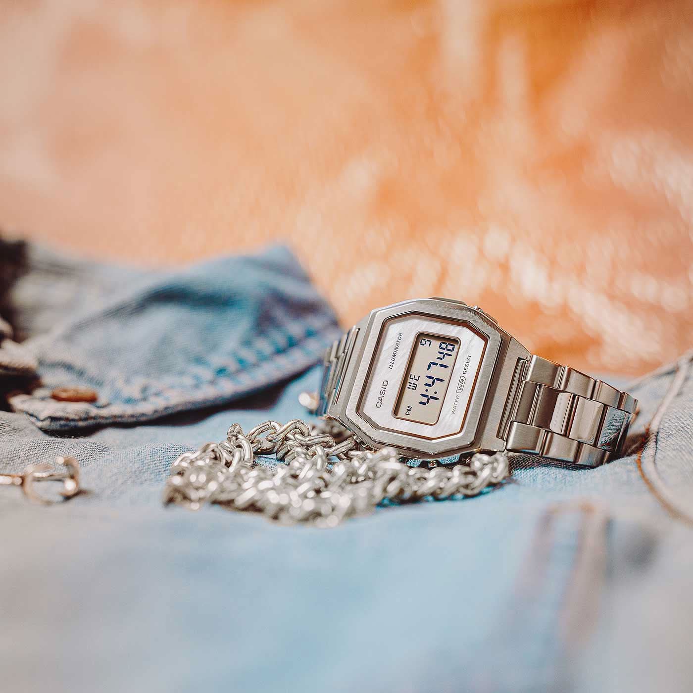 CASIO klocka med armband i rostfritt stål, rektangulärt hölje och digital display
