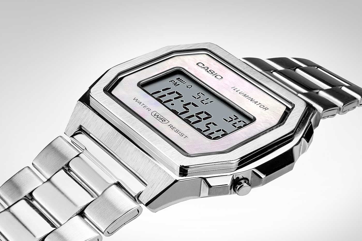 CASIO klocka: silverfärgat rostfritt stålhölje med digital display och metallarmband