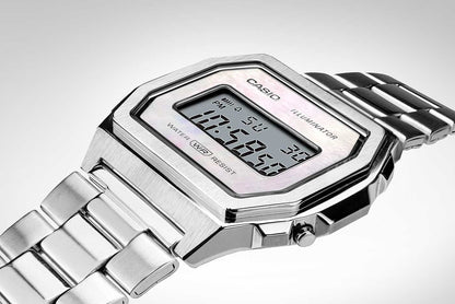 CASIO klocka: silverfärgat rostfritt stålhölje med digital display och metallarmband