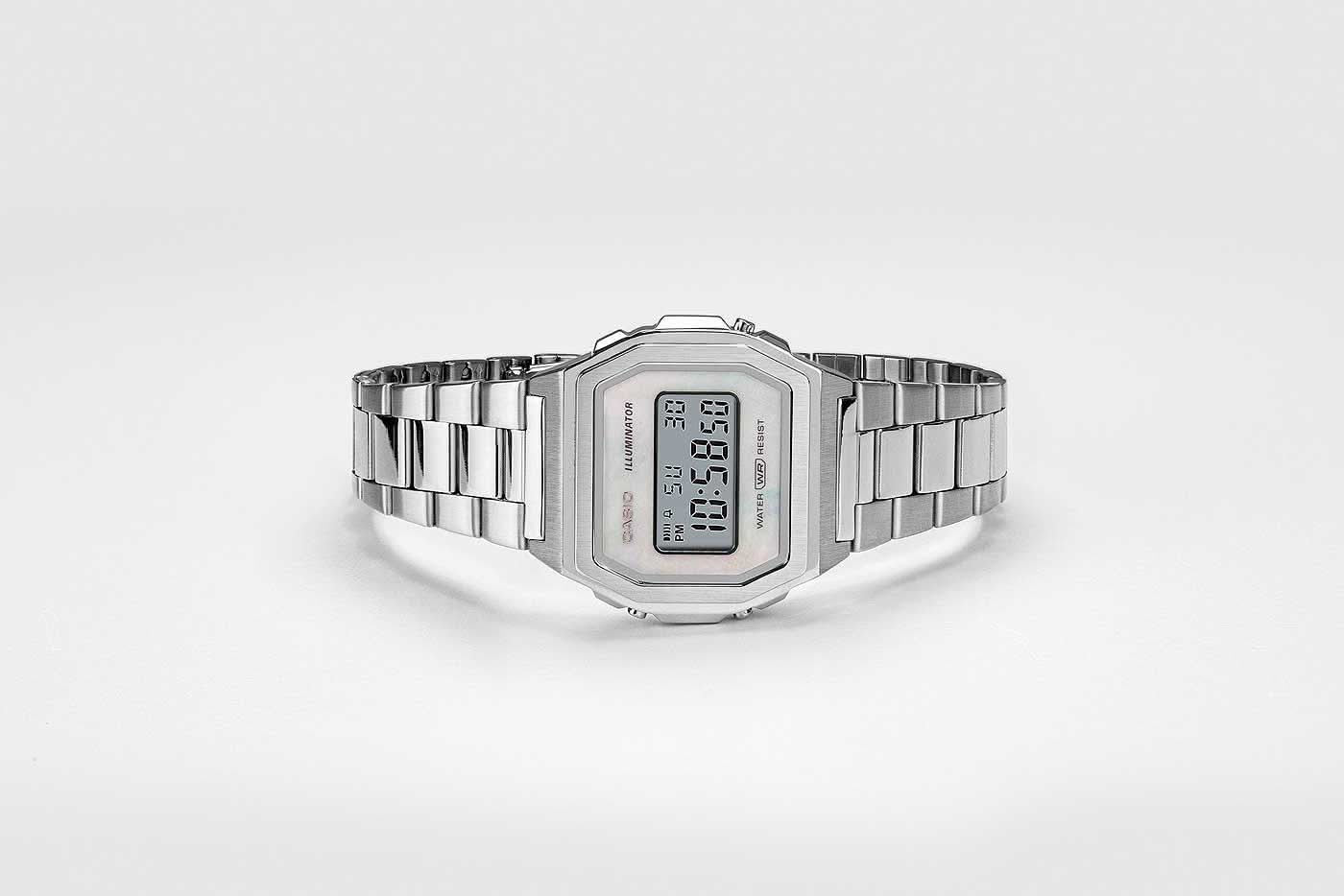 CASIO klocka med armband i rostfritt stål och rektangulärt hölje med digital display