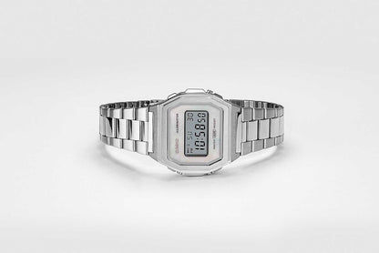 CASIO klocka med armband i rostfritt stål och rektangulärt hölje med digital display