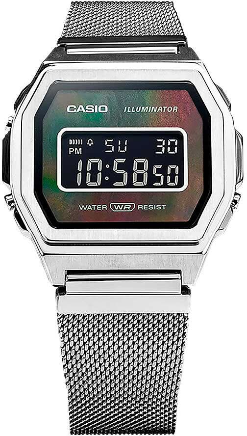 Framsida digital klocka med silverfärgat mesharmband och rektangulär LCD-display
