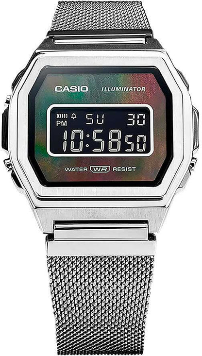 Framsida digital klocka med silverfärgat mesharmband och rektangulär LCD-display