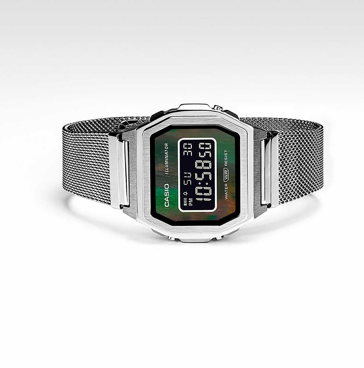 Digital klocka med silverfärgat hölje och grön LCD, mesharmband med spänne