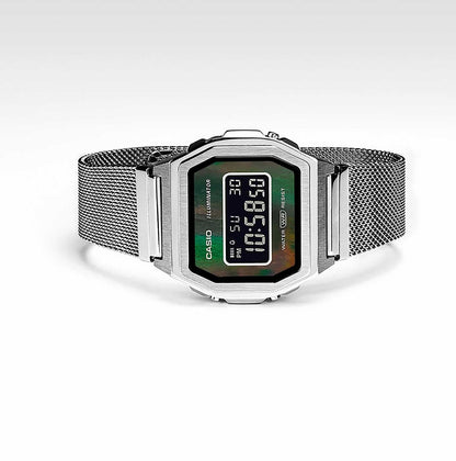 Digital klocka med silverfärgat hölje och grön LCD, mesharmband med spänne
