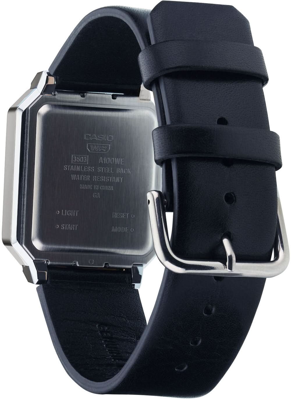 Casio retroklocka med mörkblått läderarmband, silverfärgad boett och LCD
