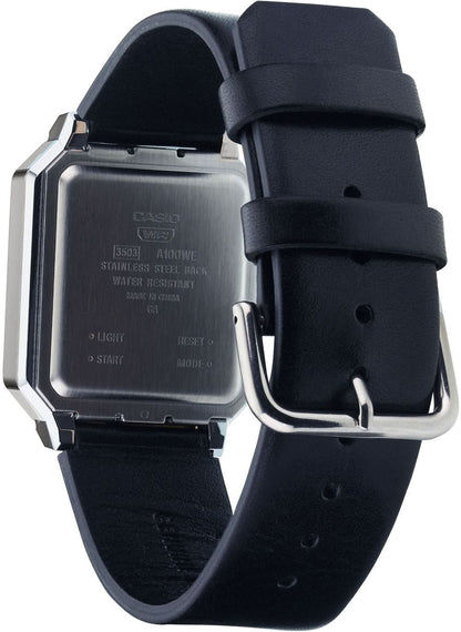 Casio retroklocka med mörkblått läderarmband, silverfärgad boett och LCD