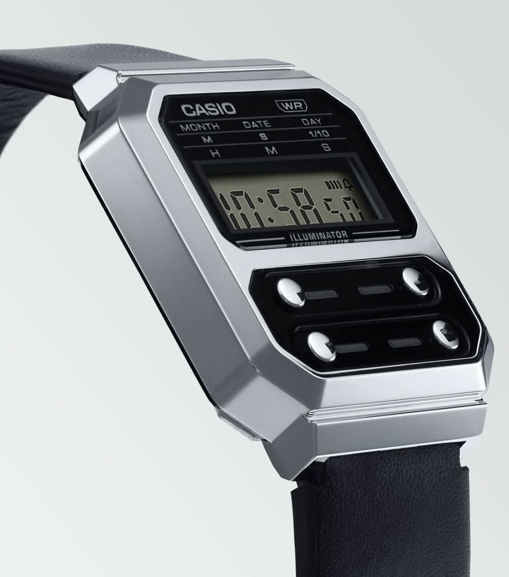 Retro fyrkantig klocka med svart läderarmband, silverfärgat hölje och digital display