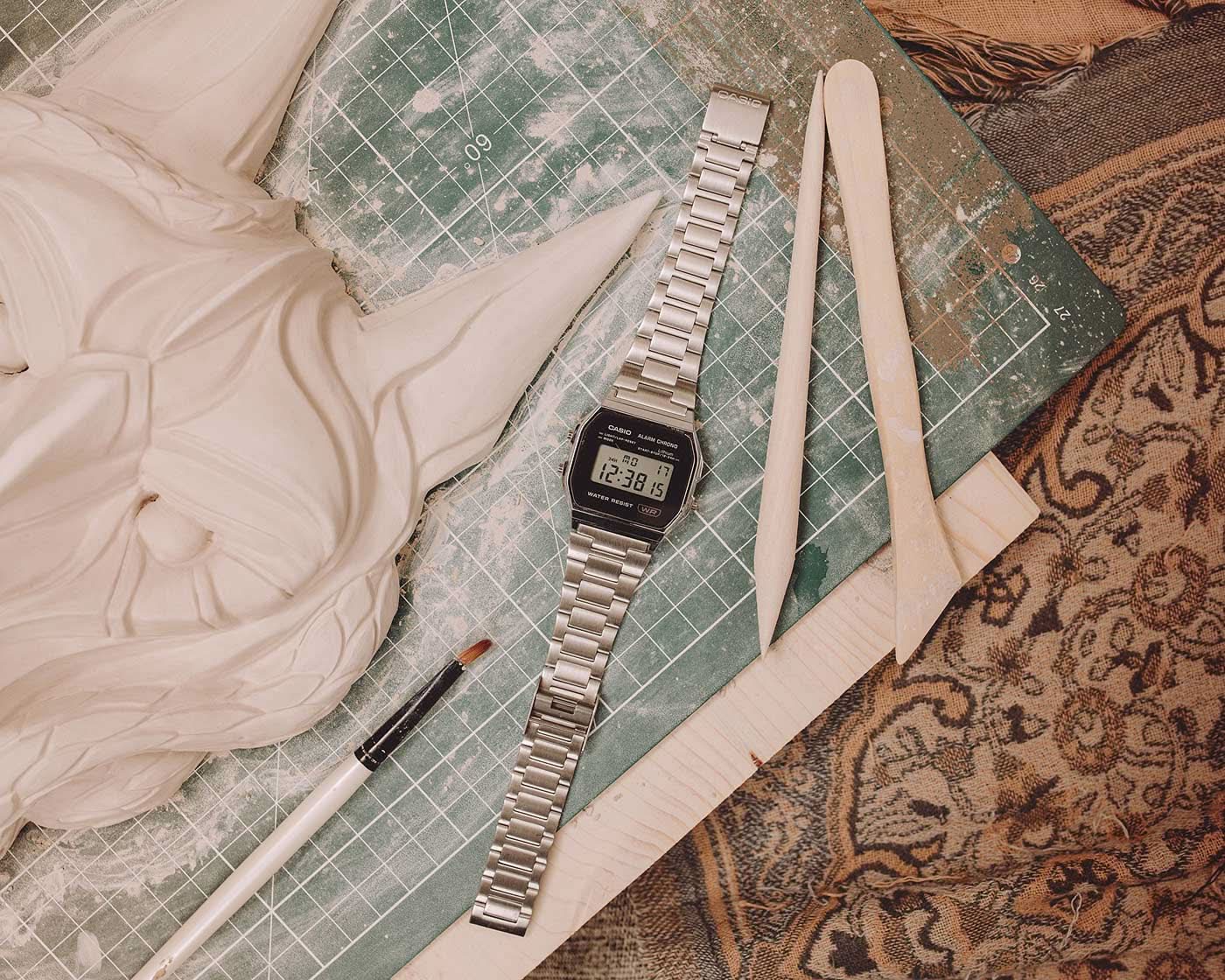 CASIO digitalklocka med silverfärgat rostfritt stålarmband och svart display.