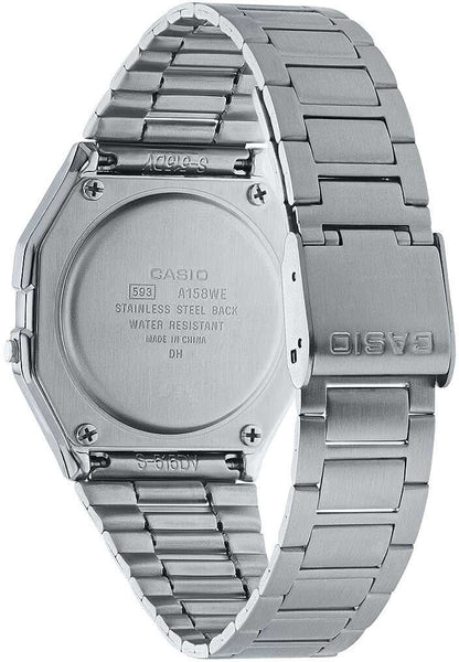 CASIO-klocka med bakboett i rostfritt stål och silverfärgade armbandslänkar.
