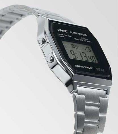 CASIO digitalklocka i profil med silverfärgat rostfritt stålarmband och svart display.