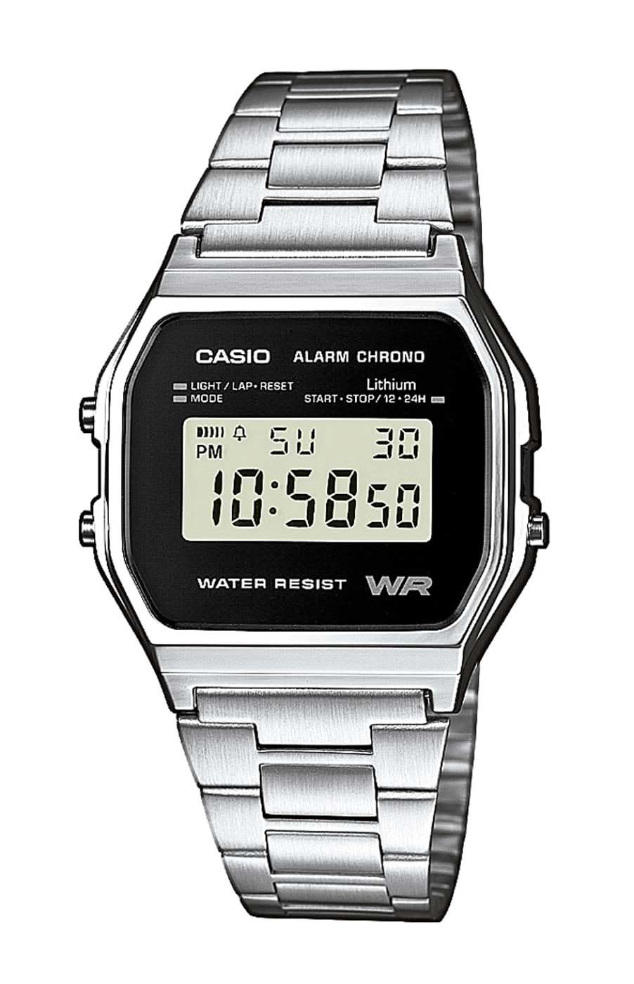 CASIO digitalklocka med silverfärgat armband i rostfritt stål, svart display och rektangulär boett.
