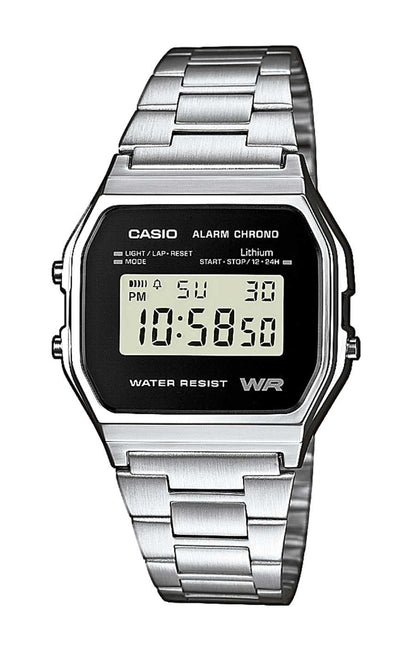 CASIO digitalklocka med silverfärgat armband i rostfritt stål, svart display och rektangulär boett.