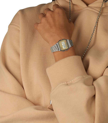 Casio Vintage-klocka på handleden med silverfärgat metallarmband och LCD