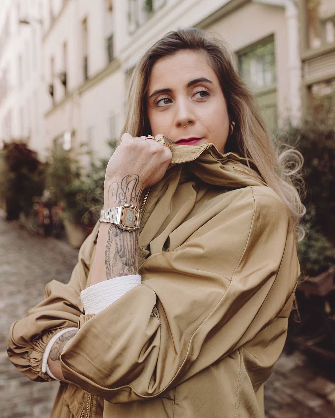 Casio Vintage-klocka på handleden med silverfärgat metallarmband och digital display