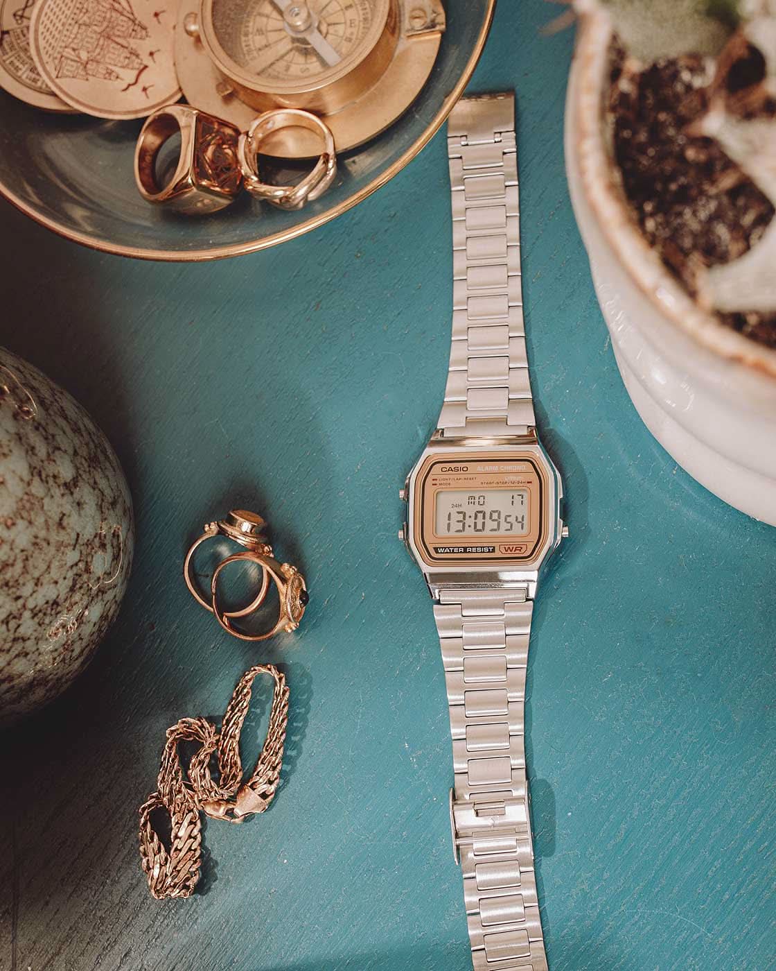 Casio Vintage digital klocka med silverfärgat metallarmband och LCD-display