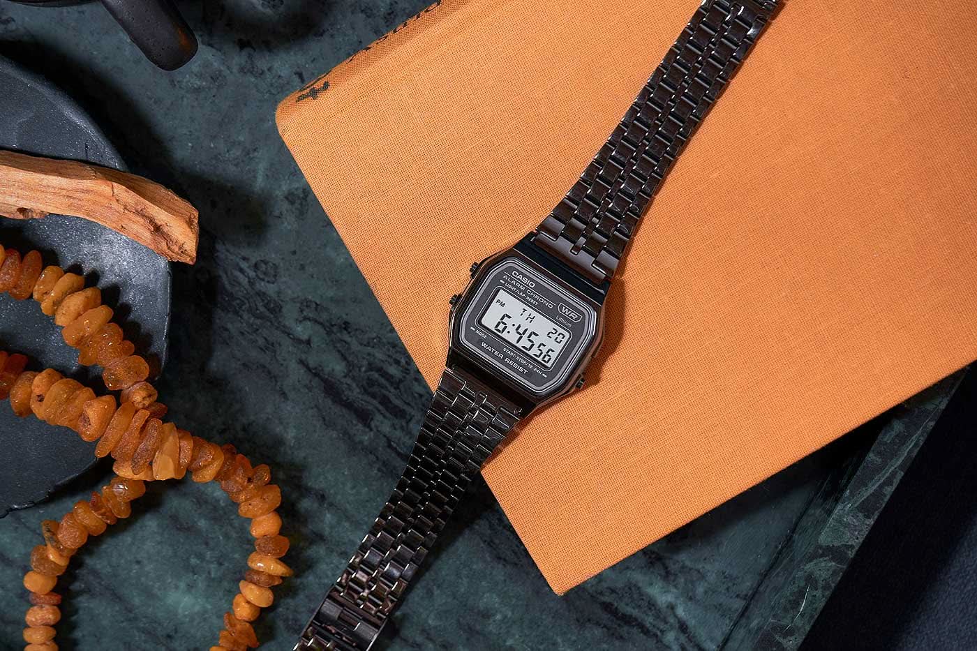 Casio Vintage-armbandsur på ett svart länkarmband på en tygbakgrund
