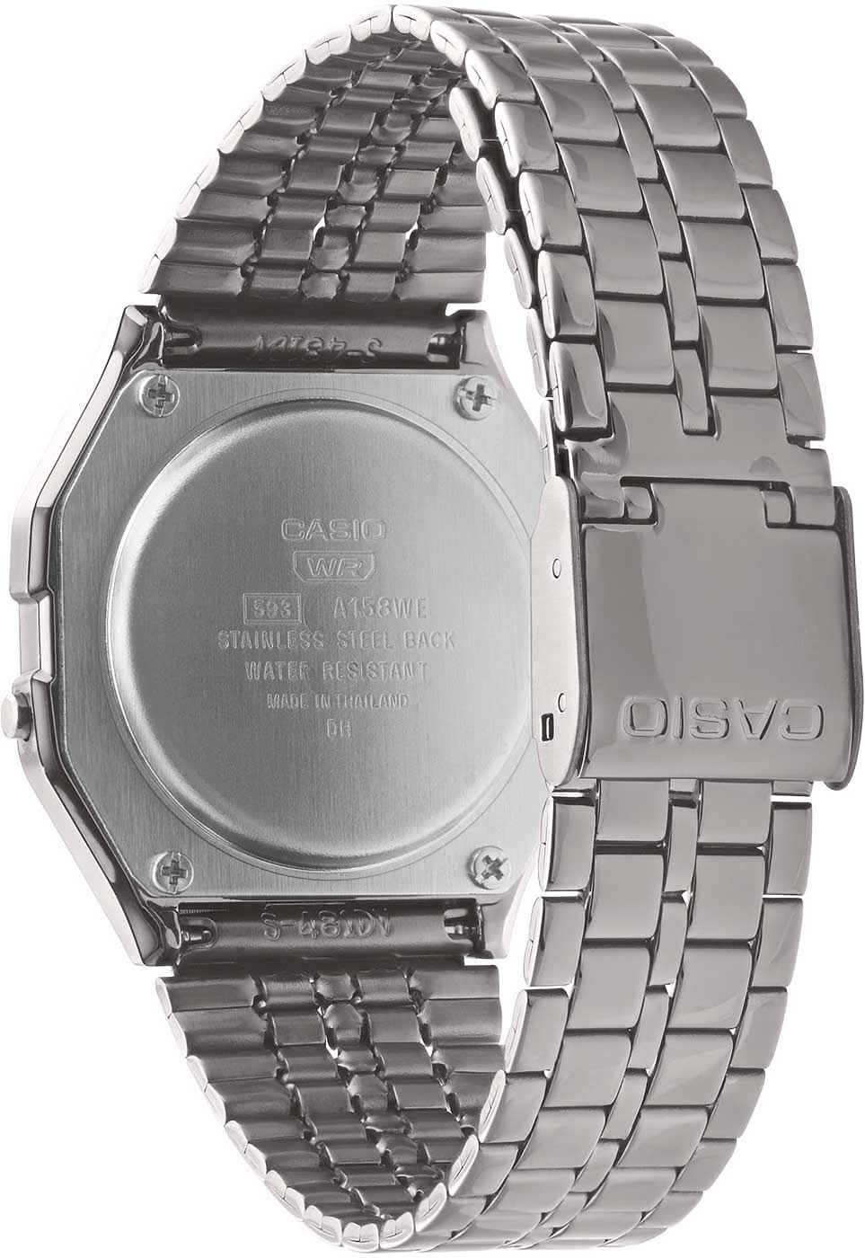 Baksida på Casio Vintage-armbandsur med metallboett och länkarmband