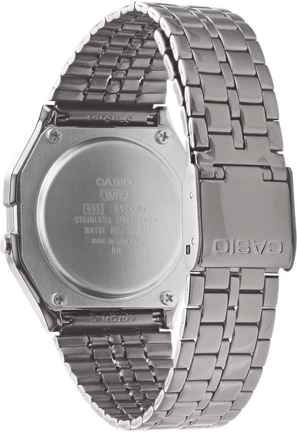 Baksida på Casio Vintage-armbandsur med metallboett och länkarmband