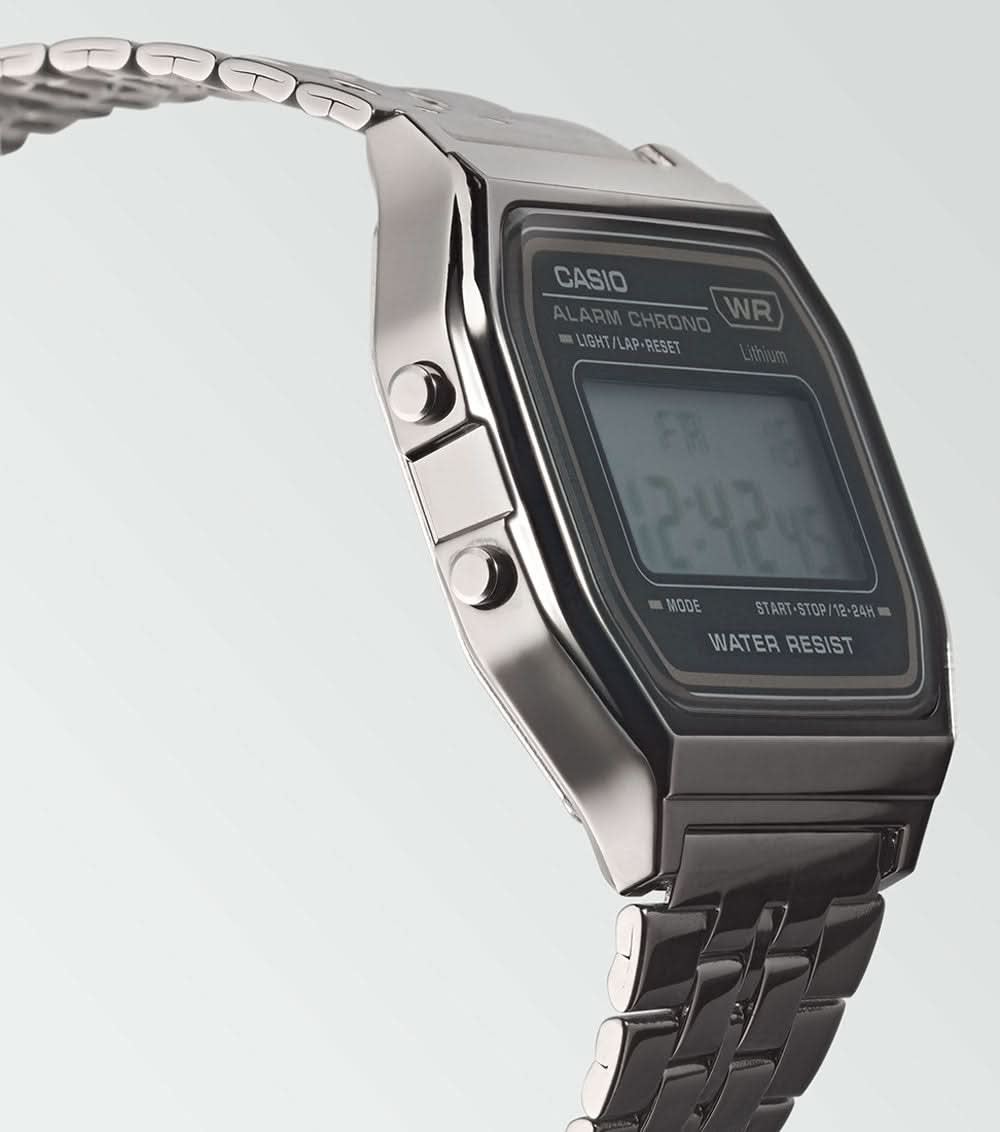 Casio Vintage-klocka med sidoknappar och digital display på mörkt band