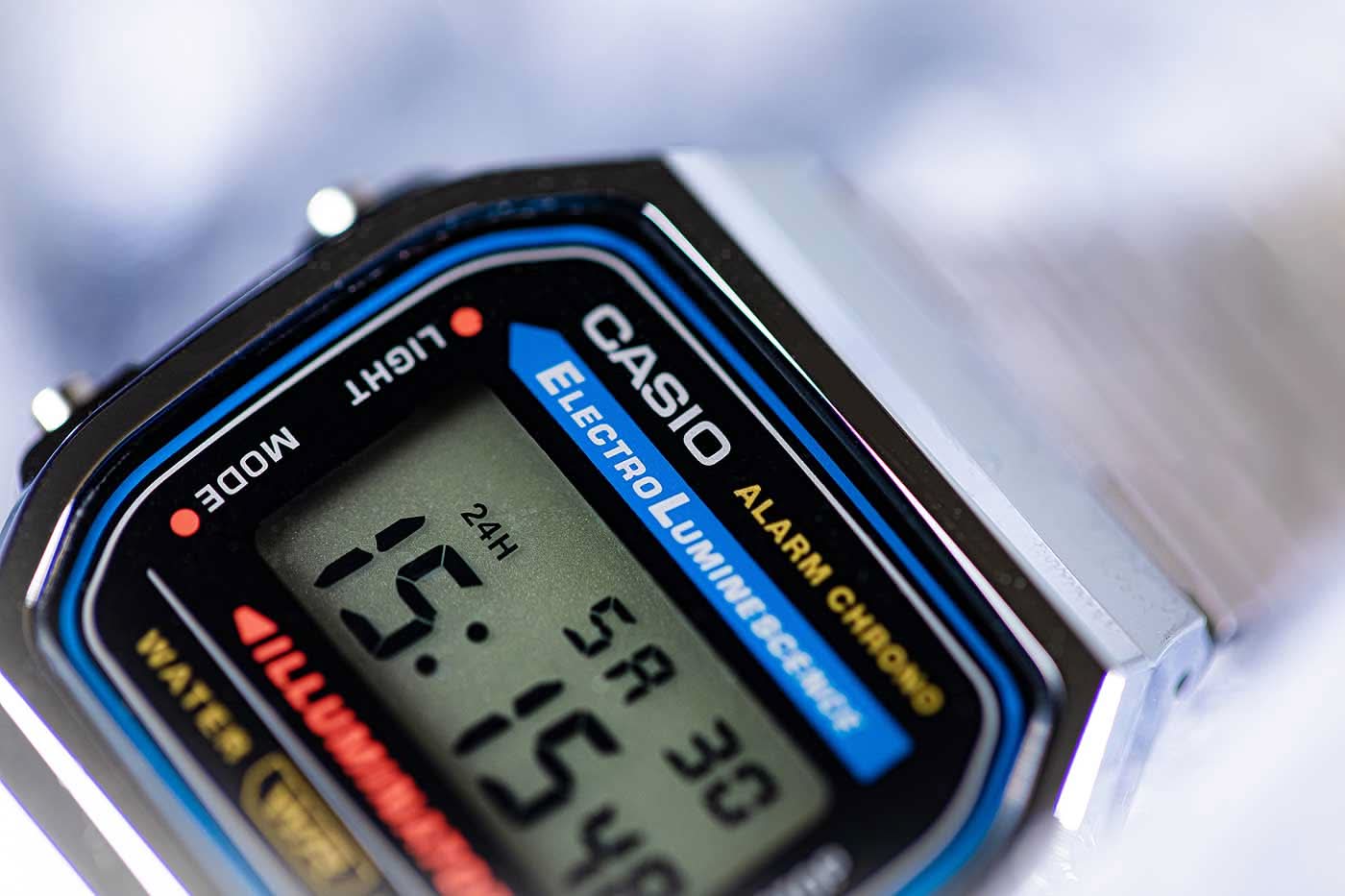 Casio digitalur-display: siffror, blått elektroluminiscensljus, larm