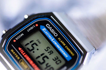 Casio digitalur-display: siffror, blått elektroluminiscensljus, larm