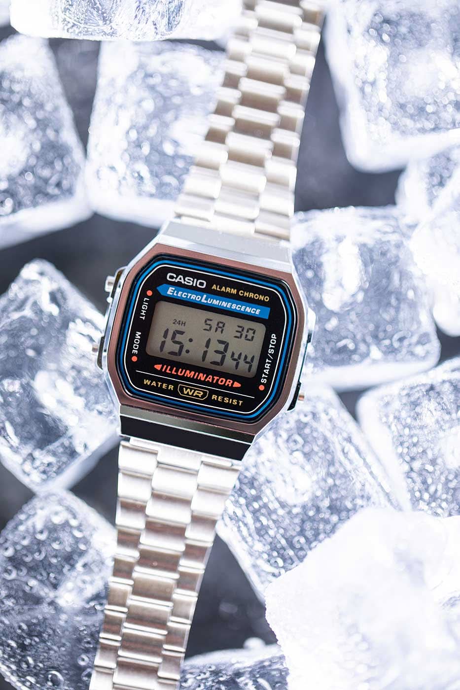 Casio Vintage digital klocka med silverfärgat metallarmband och blåinfattad LCD-display