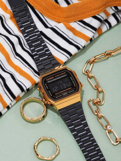 Digital vintageklocka med guldfärgad boettring och svart metallarmband