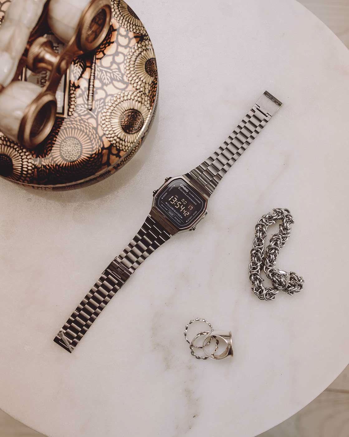 Casio Vintage-armbandsur med metallänk på ljus bakgrund, digital display