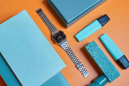 Casio Vintage-klocka med silverfärgat metallband och svart digital display, lätt vinklad