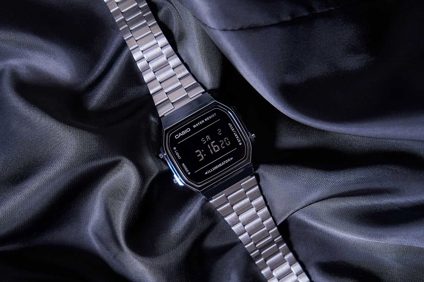 Casio Vintage-klocka med silverfärgat metallarmband och svart digital display, buren i vinkel