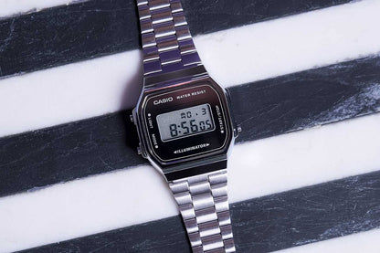 Casio Vintage-klocka med silverfärgat metallband och svart urtavla, sedd framifrån uppifrån