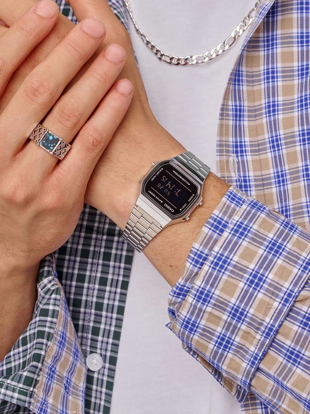 Casio Vintage-klocka på handleden med silverfärgat metallarmband och svart digital display
