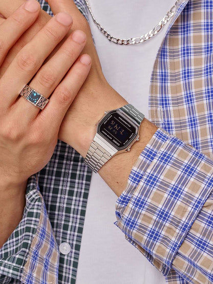 Casio Vintage-klocka på handleden med silverfärgat metallarmband och svart digital display
