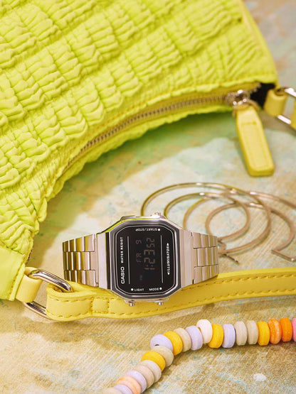 Casio Vintage-klocka med silverfärgat metallband och svart urtavla, närbild på urtavlan