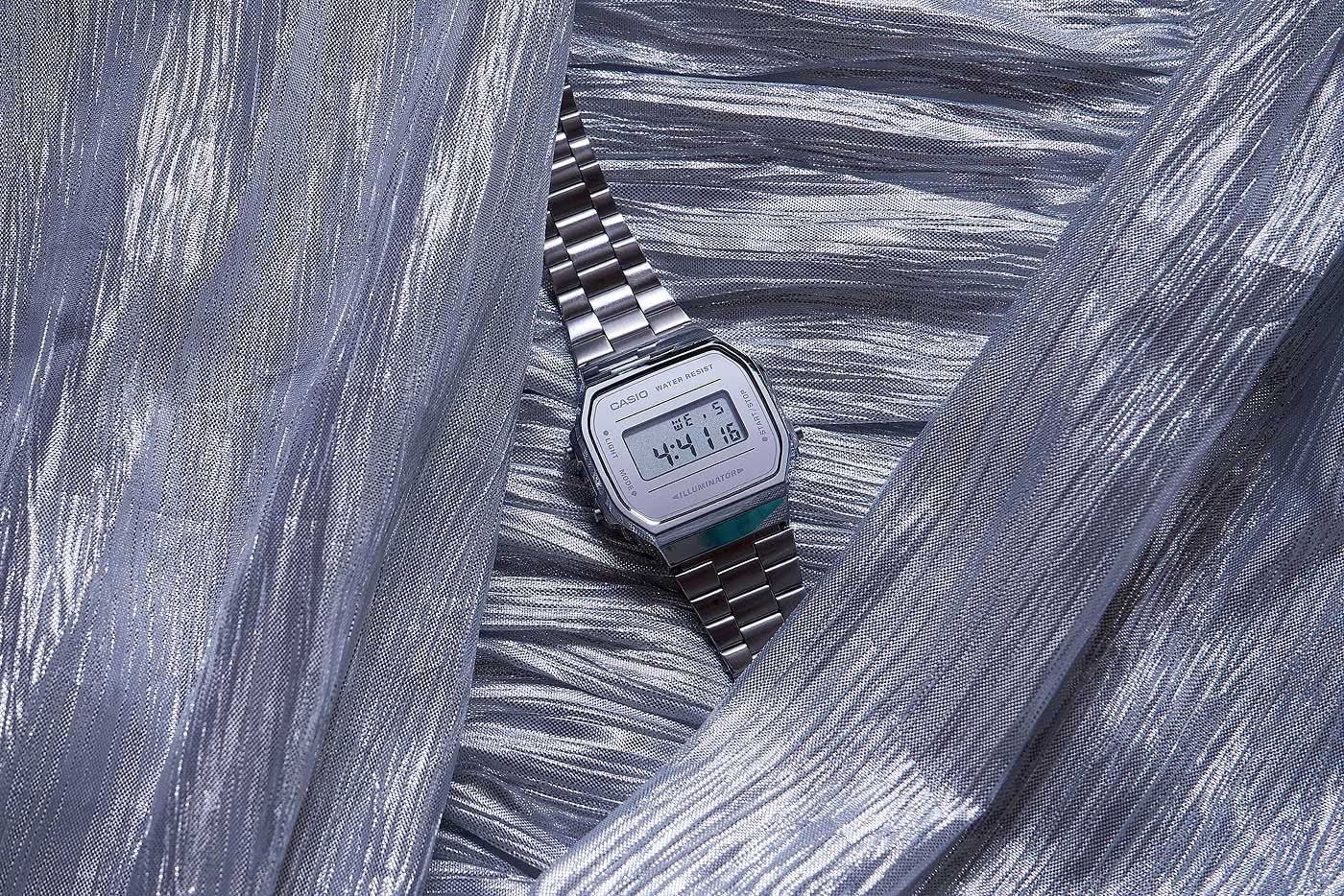 Casio digitalur med silverfärgat metallband, sedd från sidan