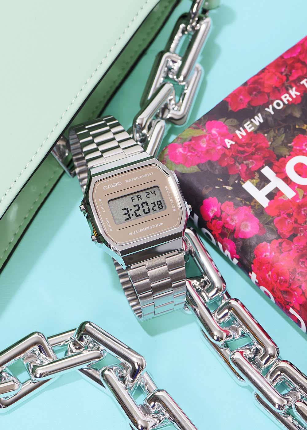 Casio digital klocka med silverfärgat metallband och LCD-display, från sidan