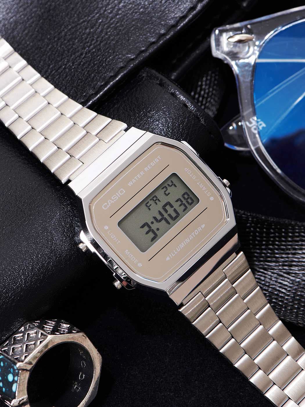 Casio Retro digital klocka med silverfärgat metallband och LCD-display