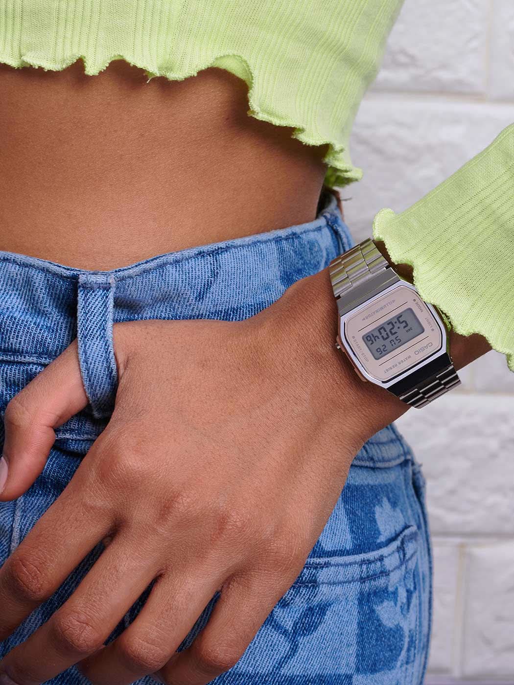 Casio digital klocka på handleden med silverfärgat metallband och LCD-display