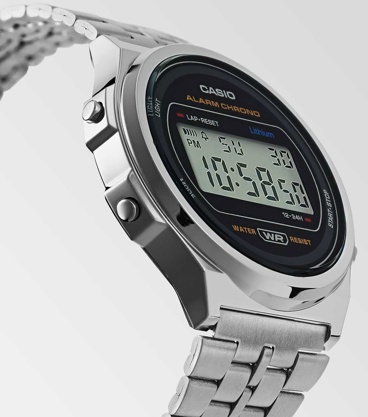 Casio Vintage-klocka med silverfärgat rostfritt stålband, sidovy med svart digital display.