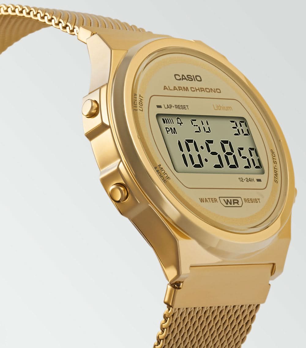 Guldpläterad armbandsur med digital display och metallnätband