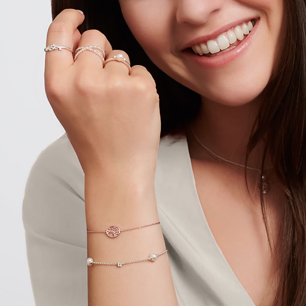 Armband i silver med pärla och små stenar på kedjan