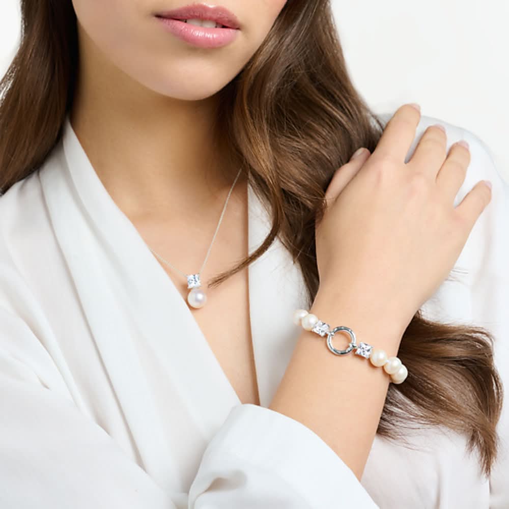 Pärlarmband i sterlingsilver på handleden med infattad sten och pärlor