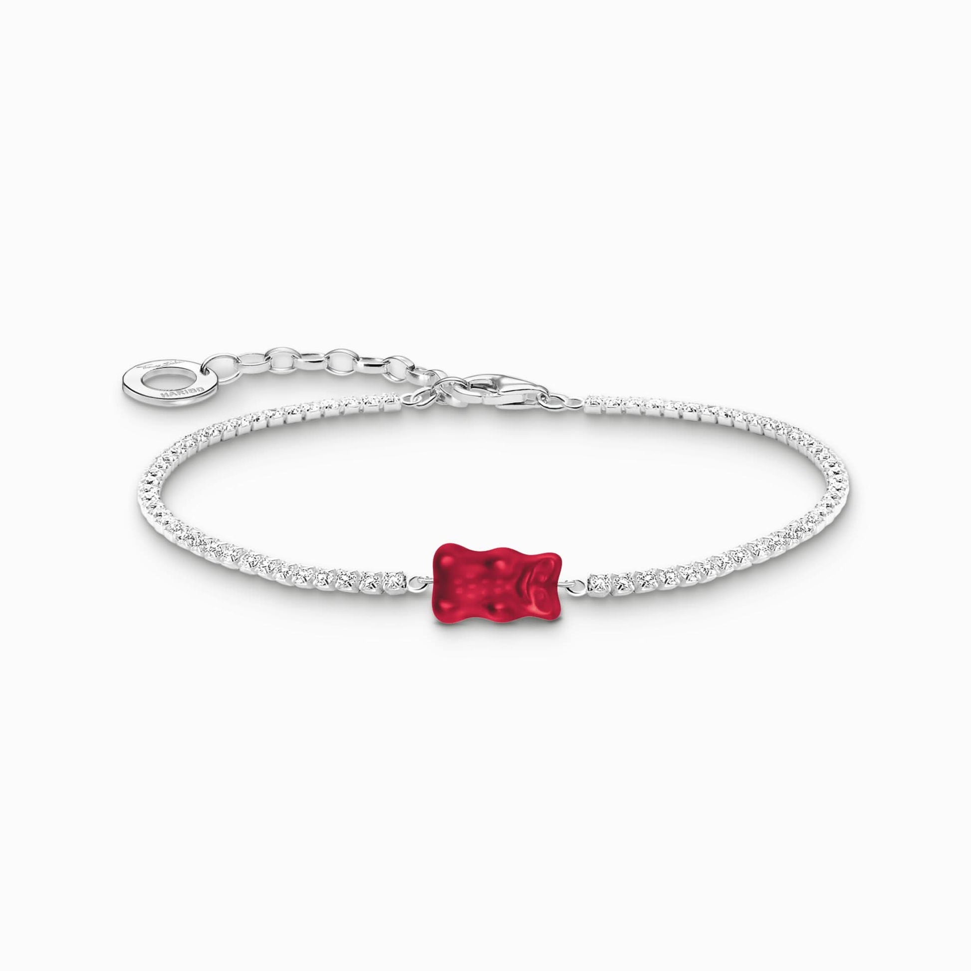 Tennisarmband i silver med pavé-infattade zirkoner och en röd nallebjörnsglassten